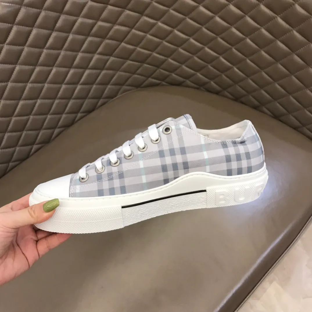 p400 "Burberr*" men's classic low-top sneakers, reinterpreted in Vintage check cotton material and decorated with a new brand logo. First-layer sheepskin lining, embossed Burberry logo on the heel, and original TPU outsole! Size: 38-44 No. 068